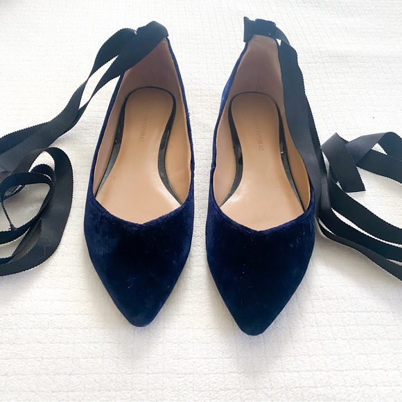 Banana Republic Navy Blue Velvet Aurora Ankle Strap Flats, Size 7.5 - Picture 3 of 5